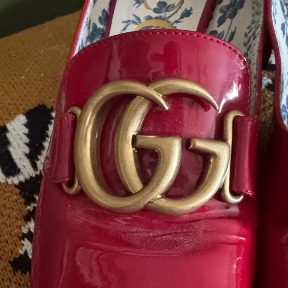 Gucci Red Patent Leather Flats with Gold Logo - Picture 8 of 11